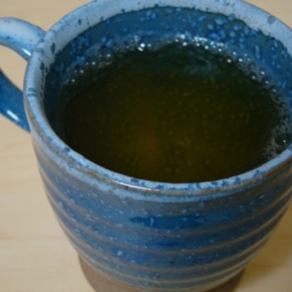 カップが青なので分かりにくくてすみません。本当はもっと綺麗なグリーンなのですが…爽やかな緑茶と焼酎の香りがマッチしてすごく美味しいです♪ご馳走様でした～❤